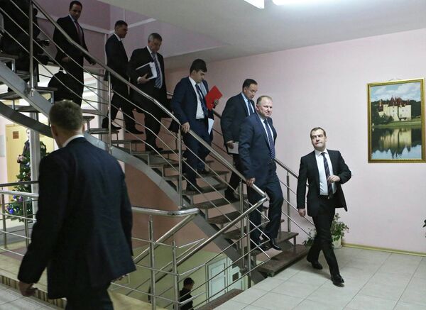 Председатель правительства РФ Дмитрий Медведев (справа) после совещания по вопросу обеспечения доступности дошкольного образования во время рабочей поездки в Калининградскую область