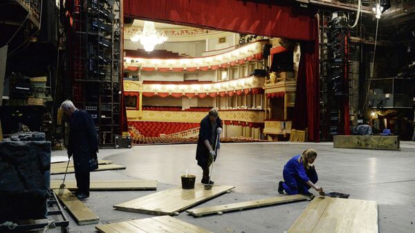 Рабочие во время реконструкции Основной сцены малого театра на Театральной площади.