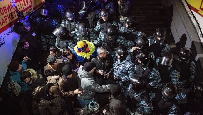 Полиция вытеснила митингующих с площади Независимости. Фото с места события