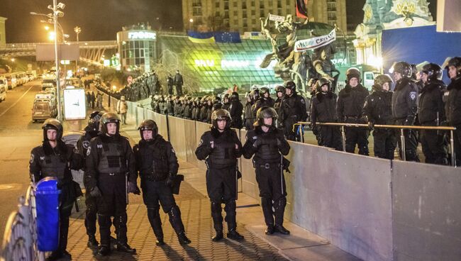 Полиция вытеснила митингующих с площади Независимости