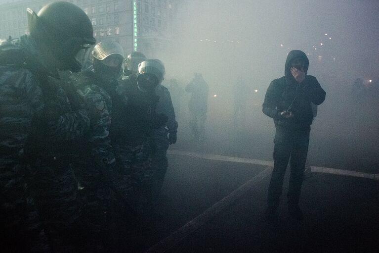 Полиция вытеснила митингующих с площади Независимости