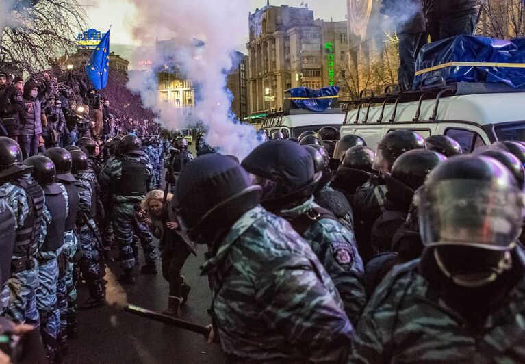 Полиция вытеснила митингующих с площади Независимости