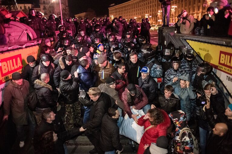 Полиция вытеснила митингующих с площади Независимости