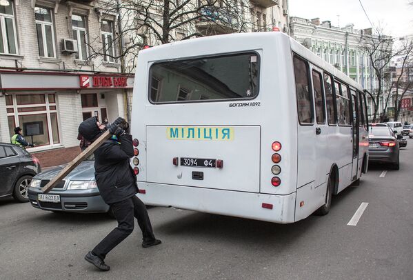 Участник акции в поддержку евроинтеграции Украины нападает на милицейский автобус