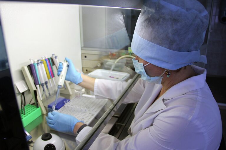 В лаборатории центра Анти-Спид В лаборатории центра Анти-Спид