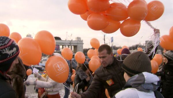 Оранжевые воздушные шарики взмыли в московское небо в последний день осени
