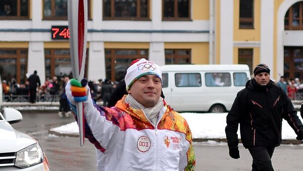 Факелоносец, призер Олимпийских игр в Пекине 2008г. Антон Голоцуцков во время эстафеты Олимпийского огня в Томске
