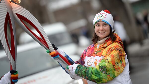 Факелоносец Анастасия Курченко во время эстафеты олимпийского огня в Томске