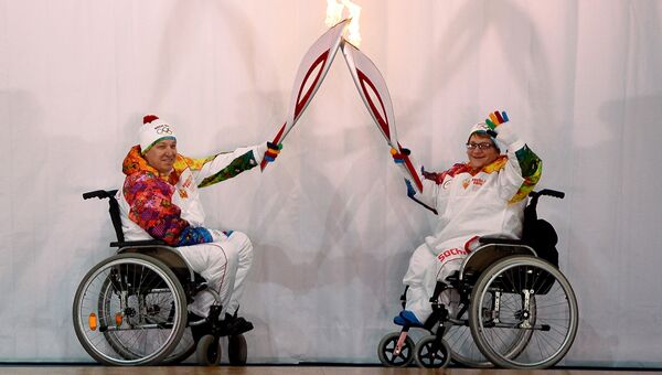 Факелоносцы Елена Сапрыгина и Олег Шарепа во время эстафеты Олимпийского огня в Томске, архивное фото.