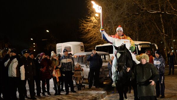 Факелоносец Василий Омельченко во время эстафеты Олимпийского огня в Томске