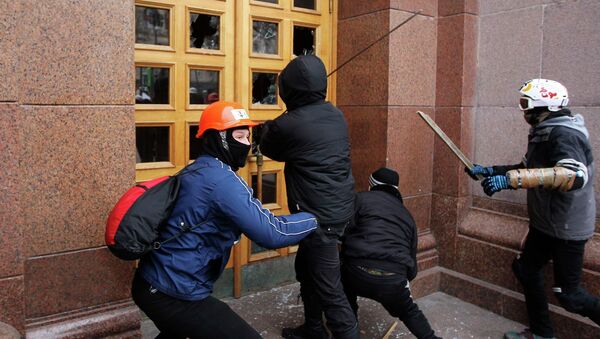 Группа неизвестных ломает двери у здания мэрии Киева