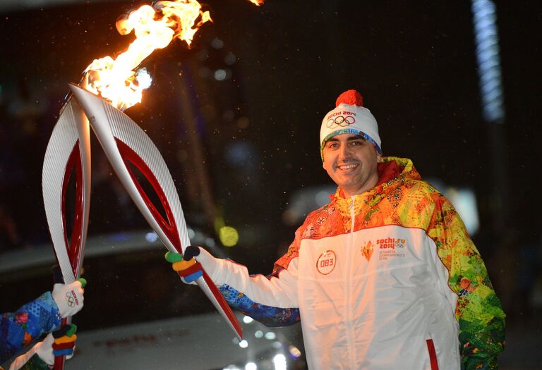 Факелоносец Эдуард Галажинский во время эстафеты Олимпийского огня в Томске