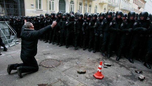 Мужчина в центре Киева перед оцеплением милиции