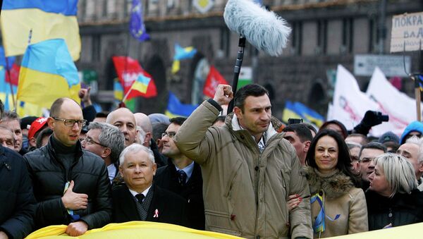 Арсений Яценюк, Ярослав Качиньский и Виталий Кличко (слева направо) в Киеве в поддержку сторонников евроинтеграции Украины, фото с места событий