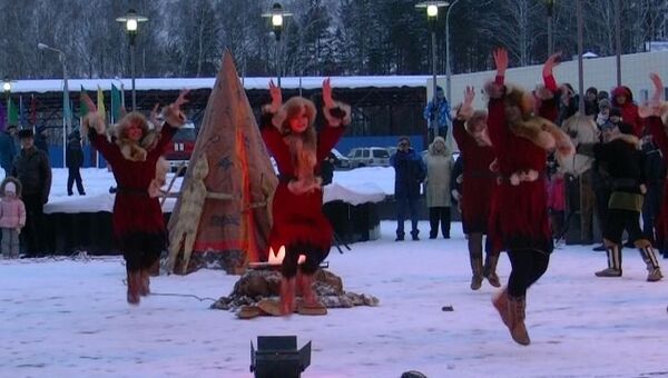 Выступление селькупов во время эстафеты олимпийского огня в Томске