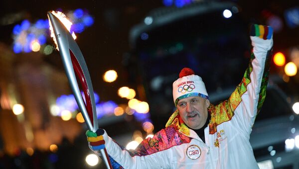 Факелоносец Вячеслав Новицкий во время эстафеты Олимпийского огня в Томске