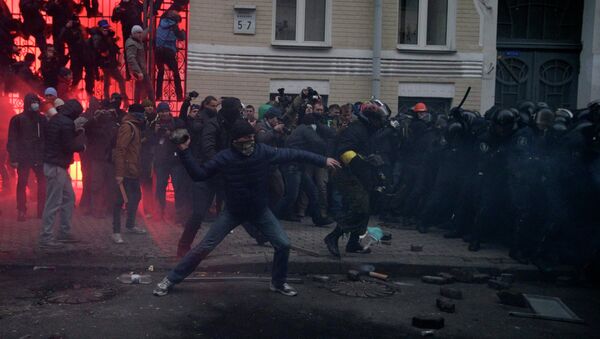 Протестующие пытаются прорвать милицейское оцепление у здания администрации президента Украины. Архивное фото