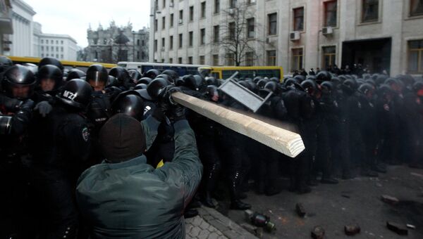 Мужчина с палкой нападает на сотрудников правоохранительных органов в Киеве