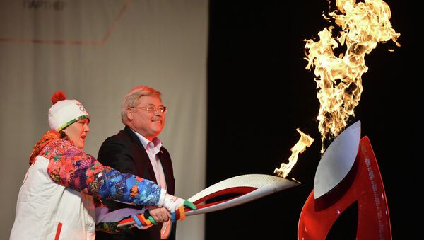 Наталья Баранова и Сергей Жвачкин во время эстафеты Олимпийского огня в Томске, фото с места события