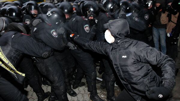 Митингующий в Киеве использовал газовый баллончик против сотрудника правоохранительных органов. Фото с места событий