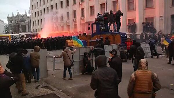 Протестующие бросали камни в кордон милиции на улице Банковая в Киеве