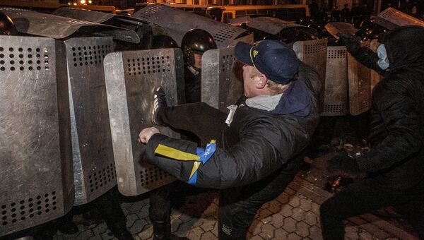 Столкновения сторонников евроинтеграции Украины с бойцами сил правопорядка