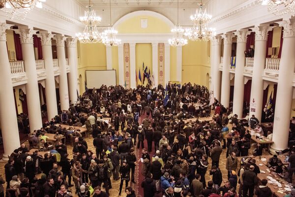 Участники акций сторонников евроинтеграции в захваченном здании киевской городской Рады