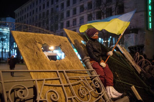 Одина из участниц акции сторонников евроинтеграции дежурит на баррикадах на площади Независимости в Киеве