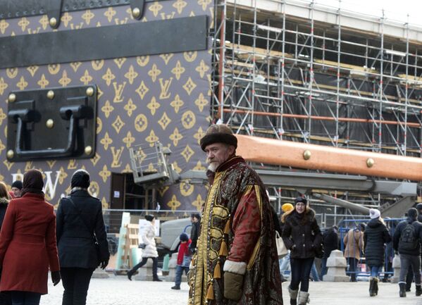 Демонтаж павильона-чемодана Louis Vuitton на Красной площади