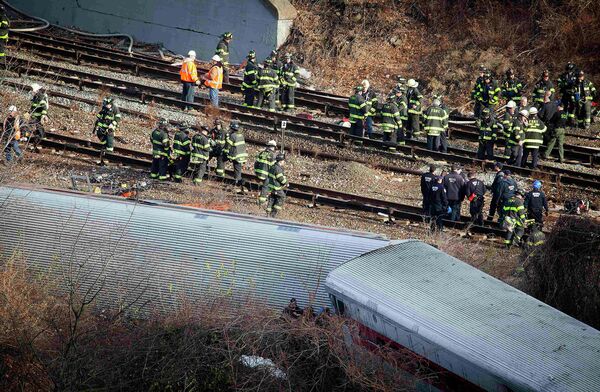 Работа спасателей на месте в Нью-Йорке, где пассажирский поезд сошел с рельсов