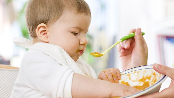 Ребенок ест, архивное фото