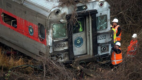 Пассажирский поезд сошел с рельсов в Нью-Йорке