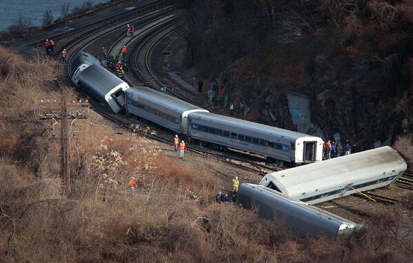 Пассажирский поезд сошел с рельсов в Нью-Йорке, несколько вагонов упали в воду