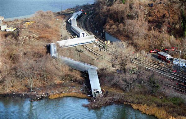Пассажирский поезд сошел с рельсов в Нью-Йорке, несколько вагонов упали в воду