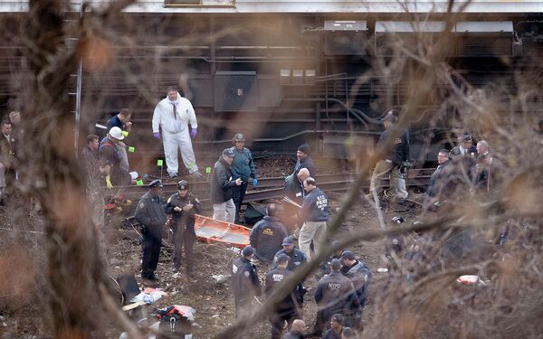 Работа спасателей на месте в Нью-Йорке, где пассажирский поезд сошел с рельсов