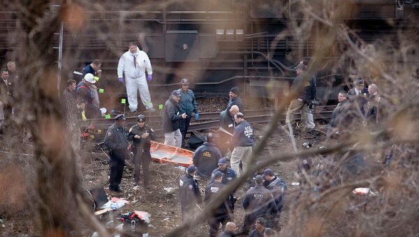 Работа спасателей на месте в Нью-Йорке, где пассажирский поезд сошел с рельсов. Фото с места события