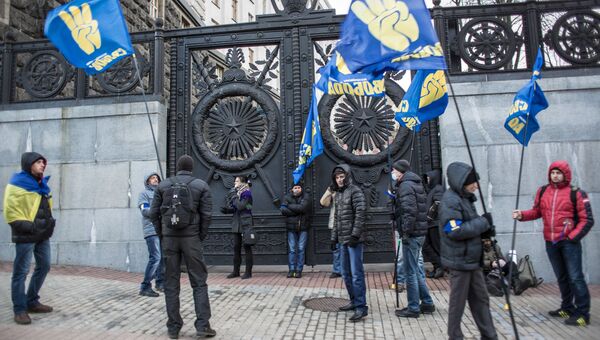 Митингующие в Киеве блокируют улицы около правительственных зданий