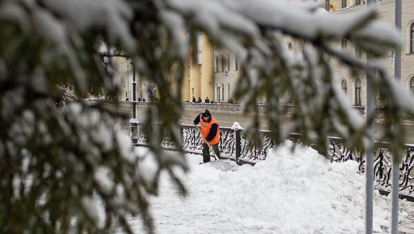 Дворник убирает улицу Томска после сильного декабрьского снегопада, архивное фото