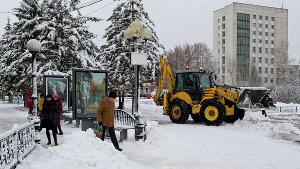 Уборка снега на улицах Томска, фото из архива