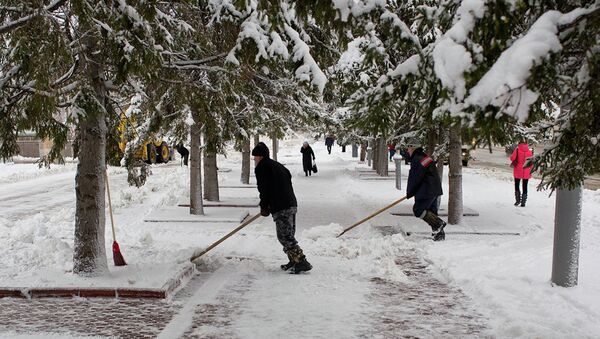 Дворники убирают улицы Томска после сильного декабрьского снегопада