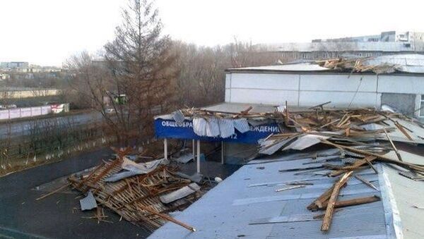 Школа, с разрушенной в результате сильно ветра крышей в Красноярске