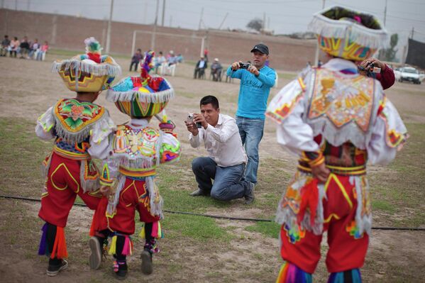 Национальный конкурс по танцам с ножницами в пригороде Лимы