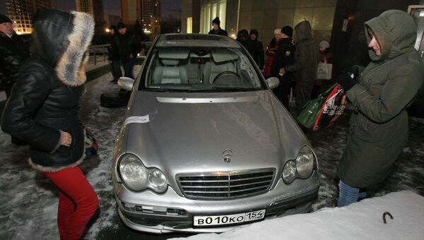 Женщина поселилась в арестованном за долги Mercedes в Новосибирске