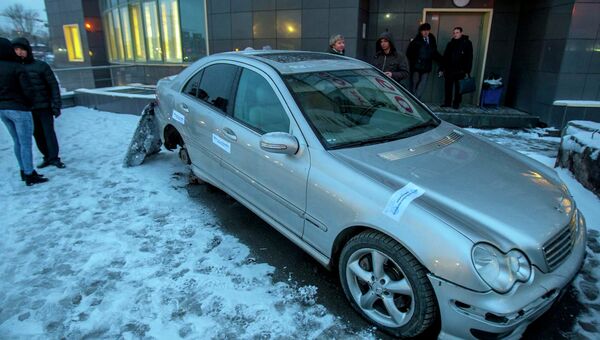 Женщина поселилась в арестованном за долги Mercedes в Новосибирске, фото с места события