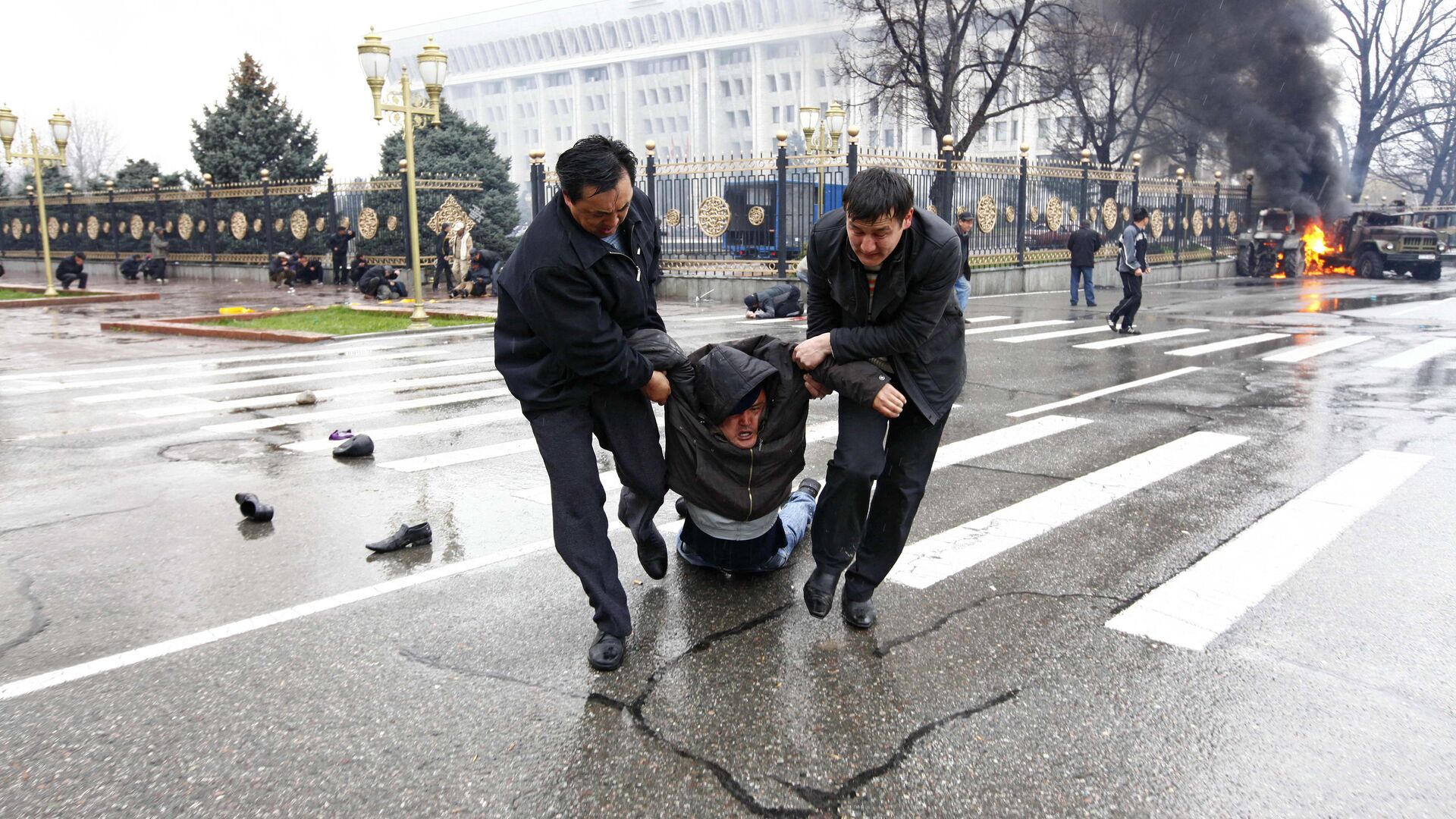Столкновения между полицией и оппозицией на улицах Бишкека. 7 апреля 2010 года - РИА Новости, 1920, 15.01.2024