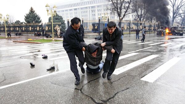 Столкновения между полицией и оппозицией на улицах Бишкека. 7 апреля 2010 года
