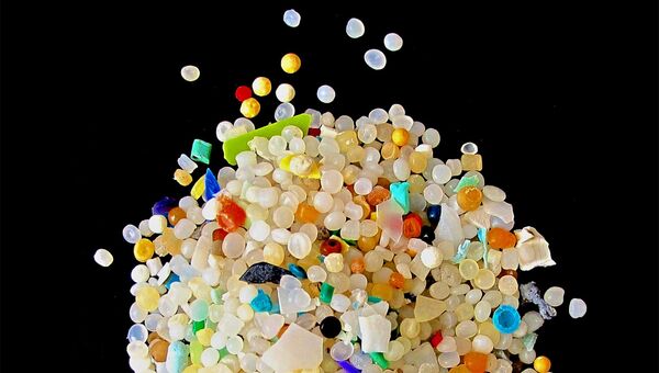 Кусочки микропластика, извлеченные из морского песка и воды, архивное фото