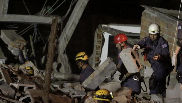 Спасатели на месте обрушения здания в Сан-Паулу 