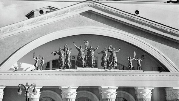 Скульптуры на фронтоне здания музыкально-драматического театра в Петразаводске. Архивное фото