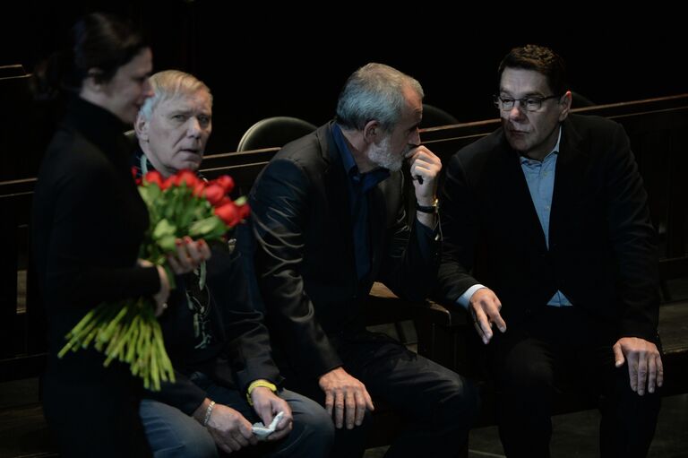 Актер Александр Галевский, художественный руководитель театра им. Вахтангова Римас Туминас и актер Сергей Маковецкий (слева направо) на церемонии прощания с народным артистом СССР Юрием Яковлевым в театре им. Вахтангова. Актер Александр Галевский, художественный руководитель театра им. Вахтангова Римас Туминас и актер Сергей Маковецкий (слева направо) на церемонии прощания с народным артистом СССР Юрием Яковлевым в театре им. Вахтангова.
